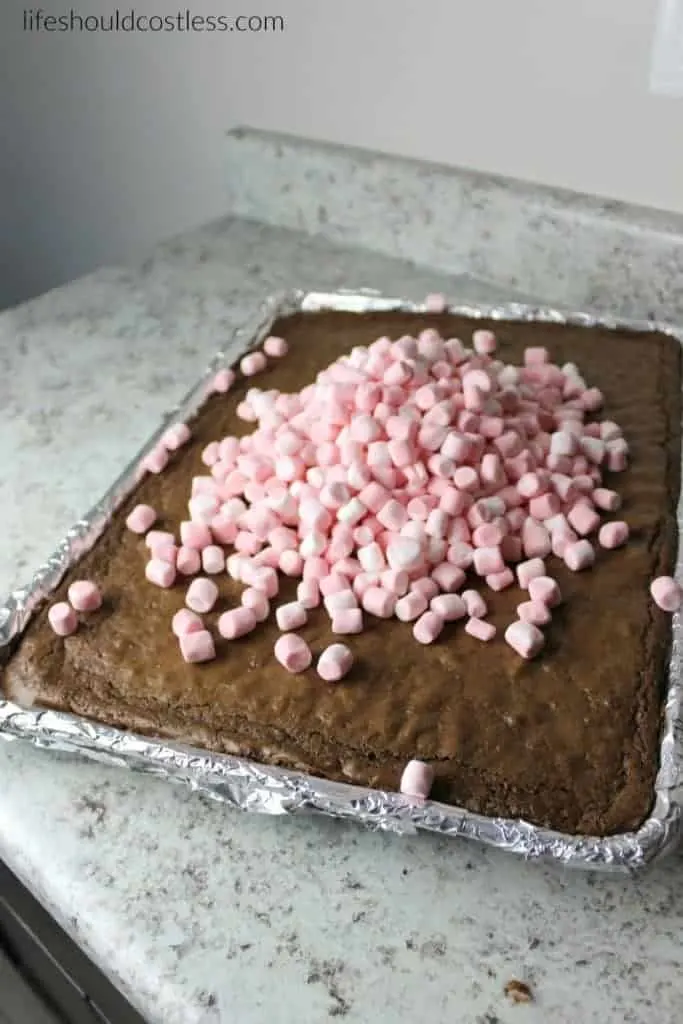 Peppermint Marshmallow Brownies. Feed a crowd this Holiday season with these delicious and gooey brownies. More popular recipes found at lifeshouldcostless.com