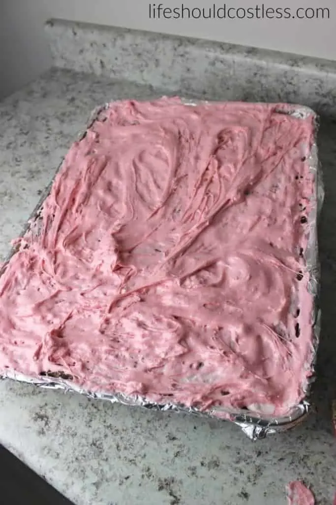 Peppermint Marshmallow Brownies. Feed a crowd this Holiday season with these delicious and gooey brownies. More popular recipes found at lifeshouldcostless.com