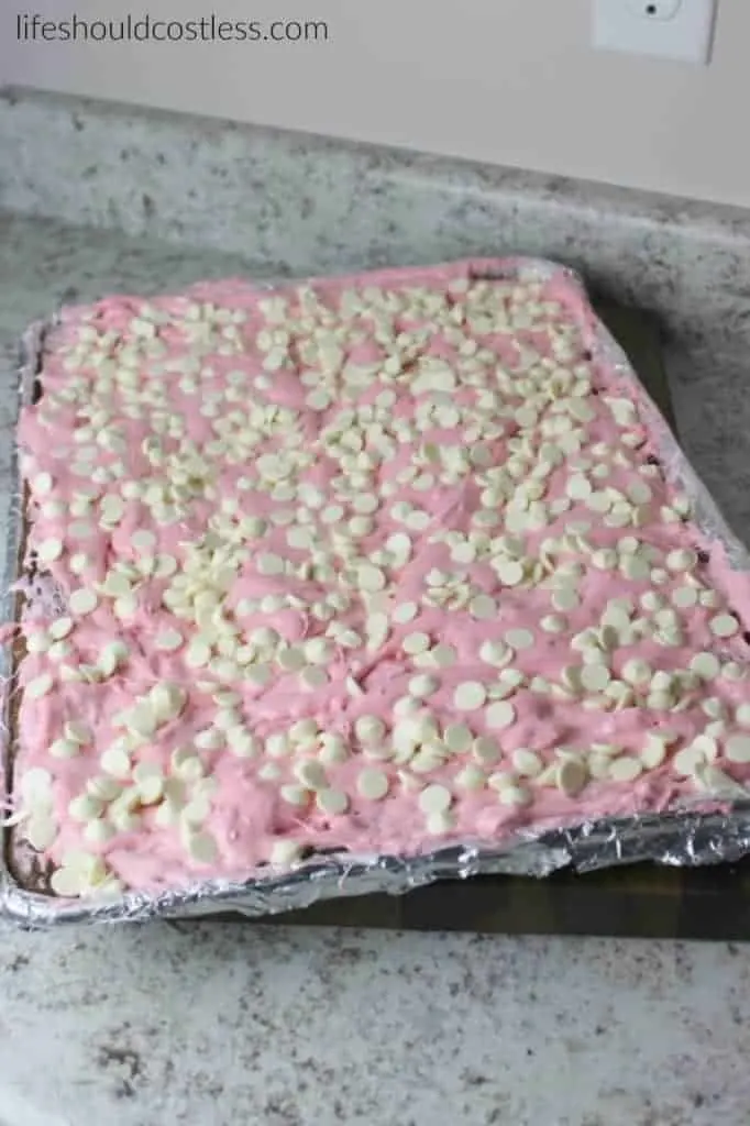 Peppermint Marshmallow Brownies. Feed a crowd this Holiday season with these delicious and gooey brownies. More popular recipes found at lifeshouldcostless.com