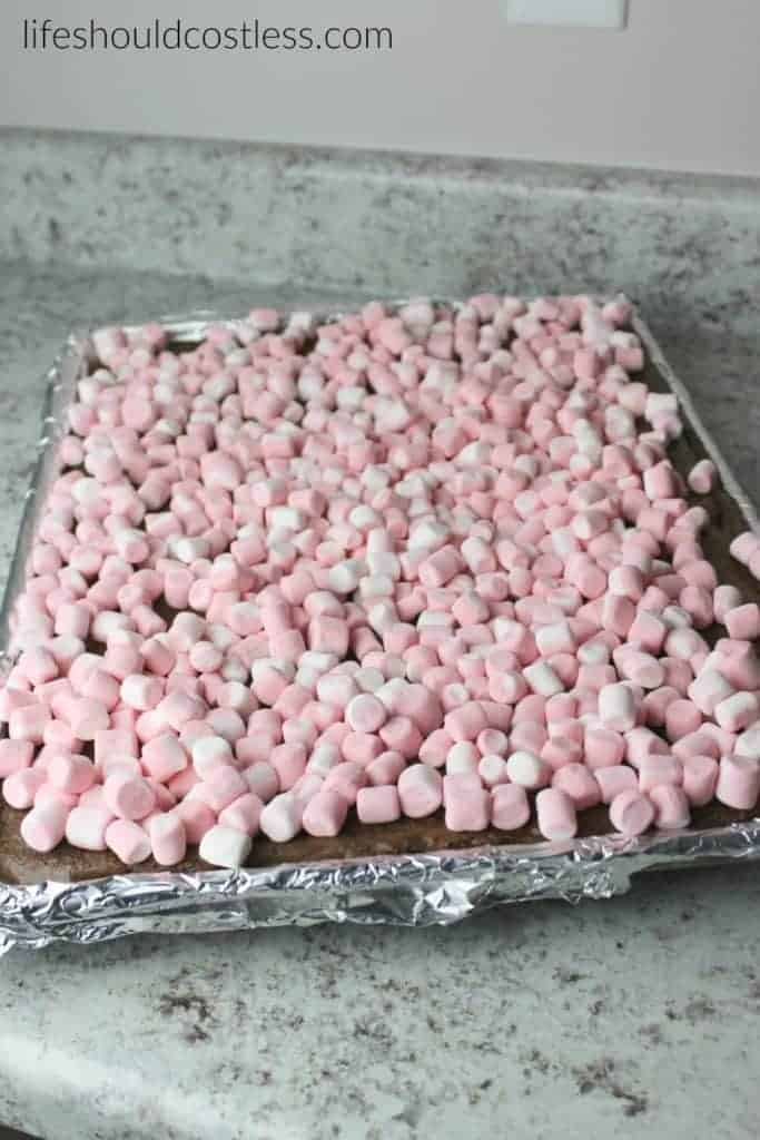 Peppermint Marshmallow Brownies. Feed a crowd this Holiday season with these delicious and gooey brownies. More popular recipes found at lifeshouldcostless.com