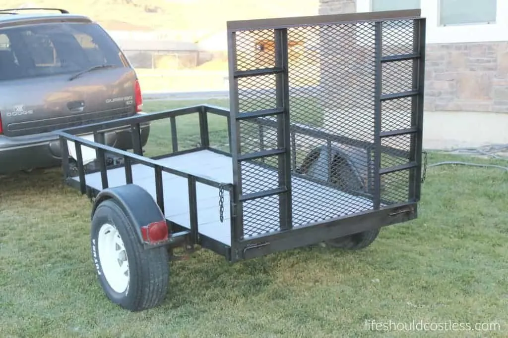 Utility Trailer Make Over/ Revamp. See full post and many other popular DIYs at lifeshouldcostless.com.