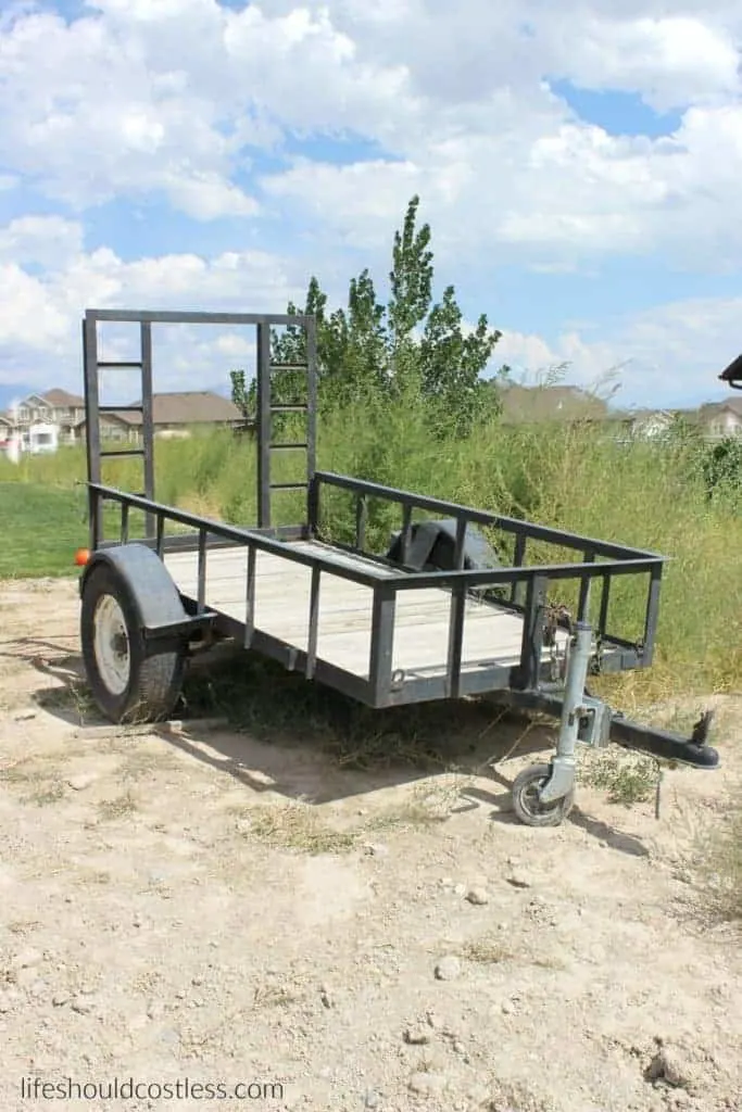 Utility Trailer Make Over/ Revamp. See full post and many other popular DIYs at lifeshouldcostless.com.