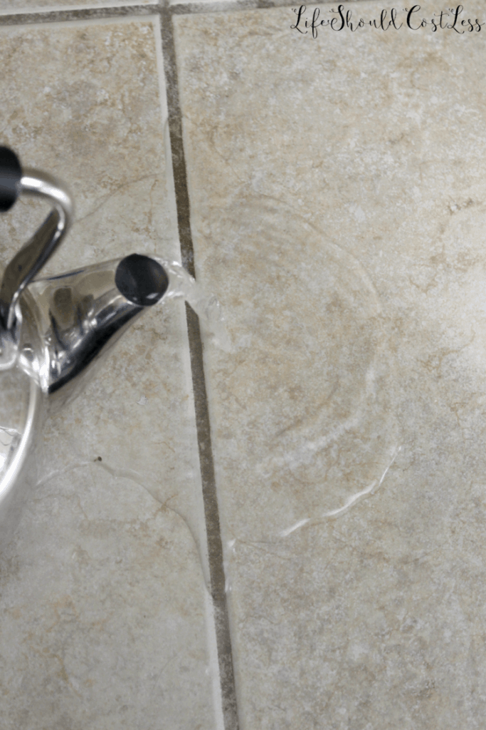 Easiest way to clean grout without scrubbing. lifeshouldcostless.com