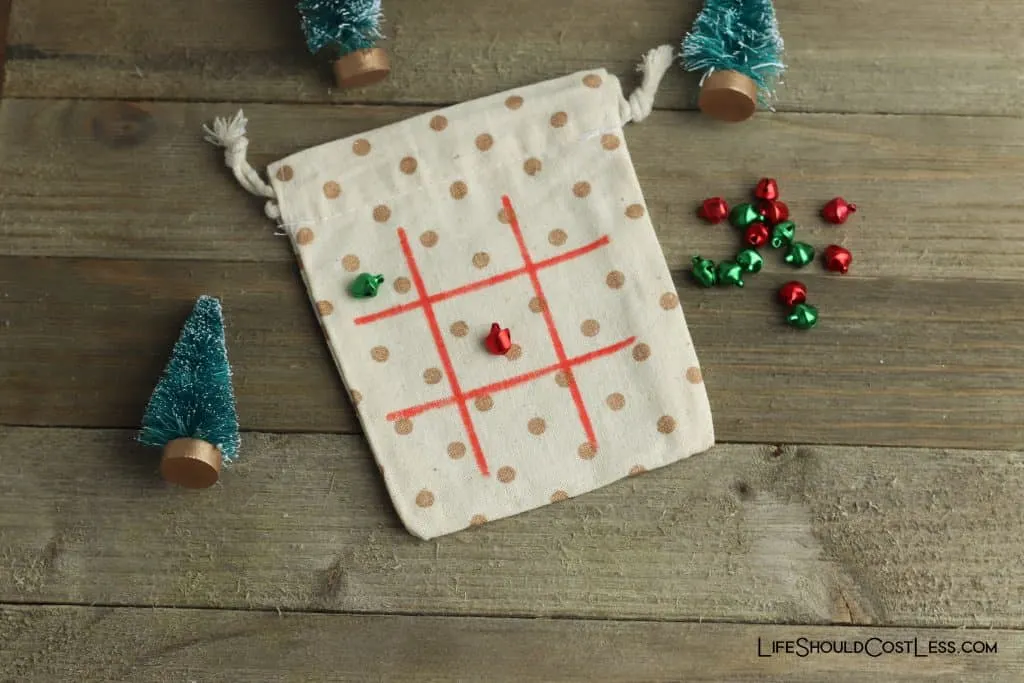 Easy Tic Tac Toe Game Christmas Kids Craft lifeshouldcostless.com 