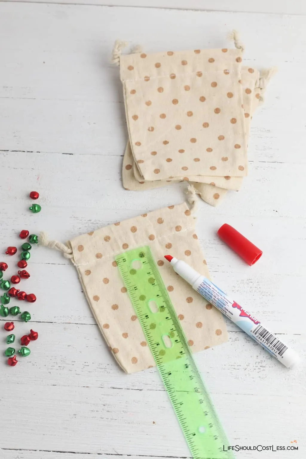 Easy Tic Tac Toe Game Christmas Kids Craft lifeshouldcostless.com 