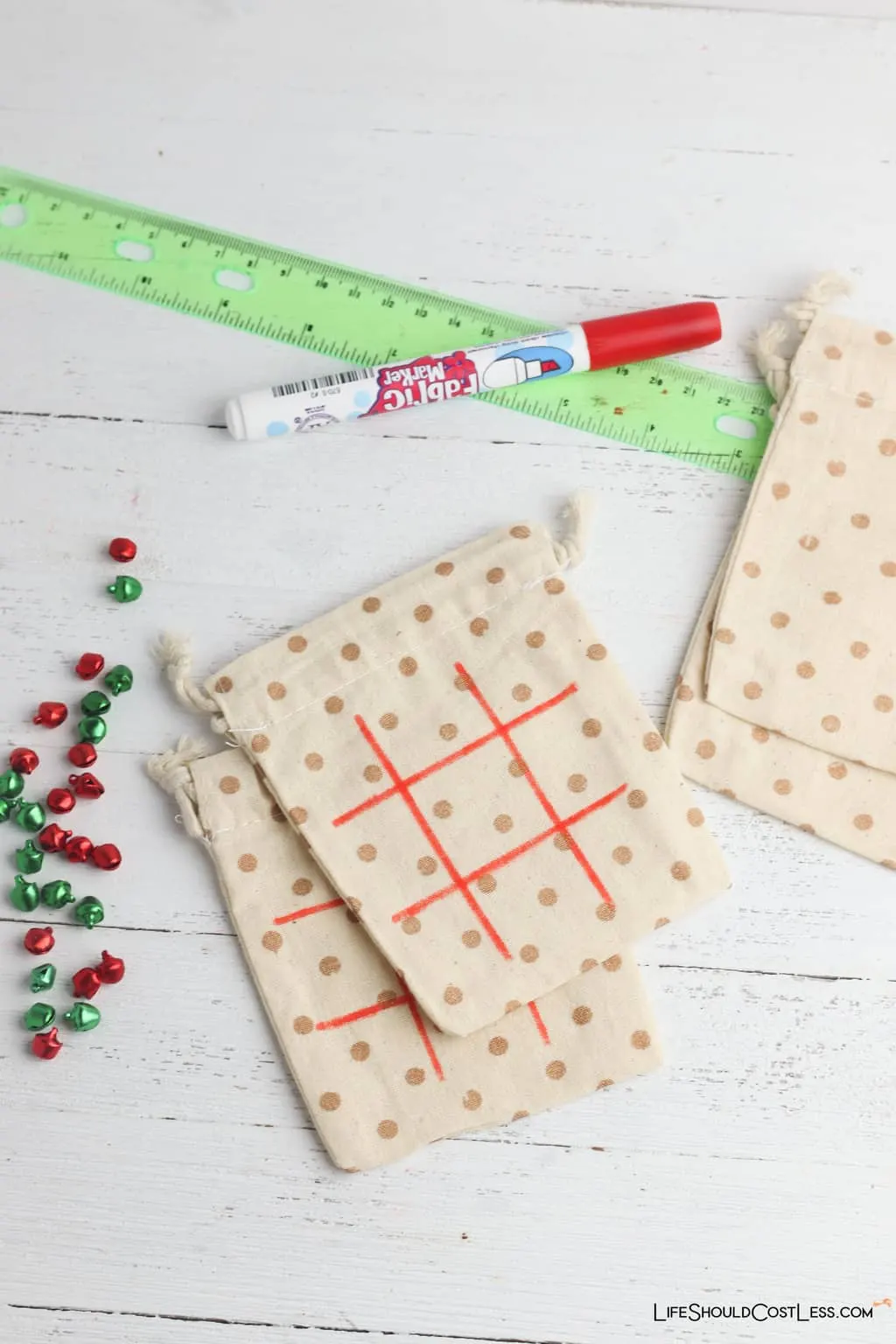 Easy Tic Tac Toe Game Christmas Kids Craft lifeshouldcostless.com 