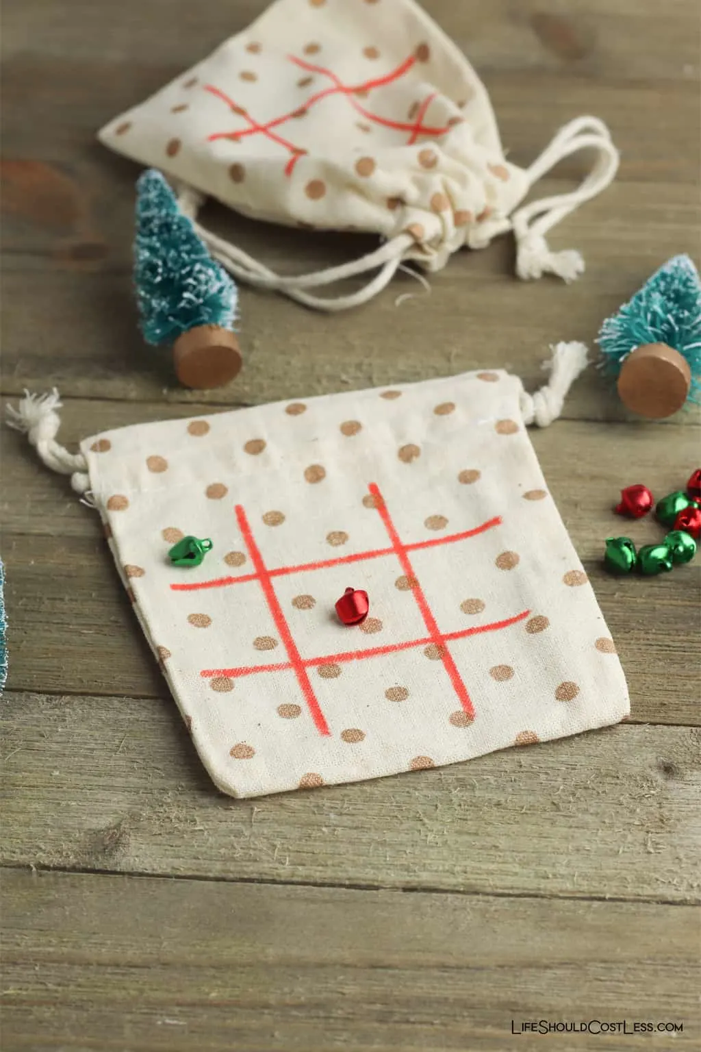 Easy Tic Tac Toe Game Christmas Kids Craft lifeshouldcostless.com 