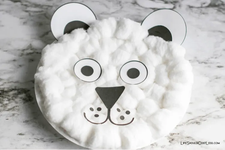 Bear paper plate and cotton ball craft. lifeshouldcostless.com