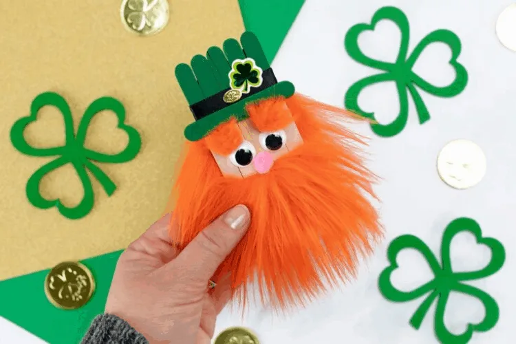 How to make a leprechaun with popsicle sticks st patricks day art and craft. lifeshouldcostless.com