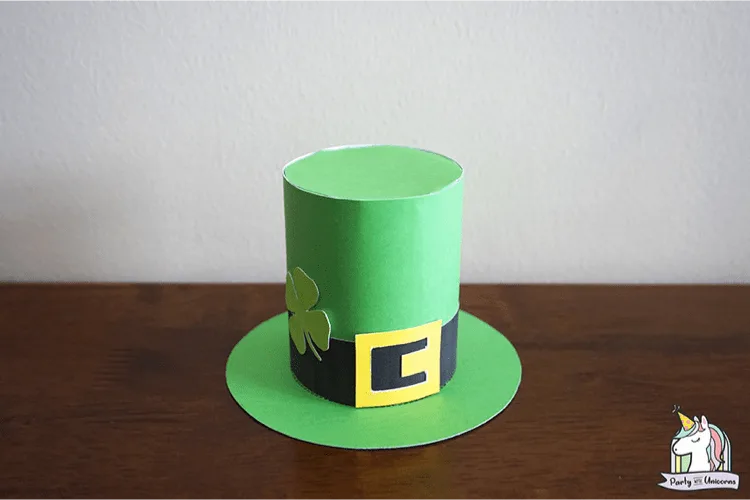 Leprechaun hat making tutorial for st patricks day kid craft. lifeshouldcostless.com