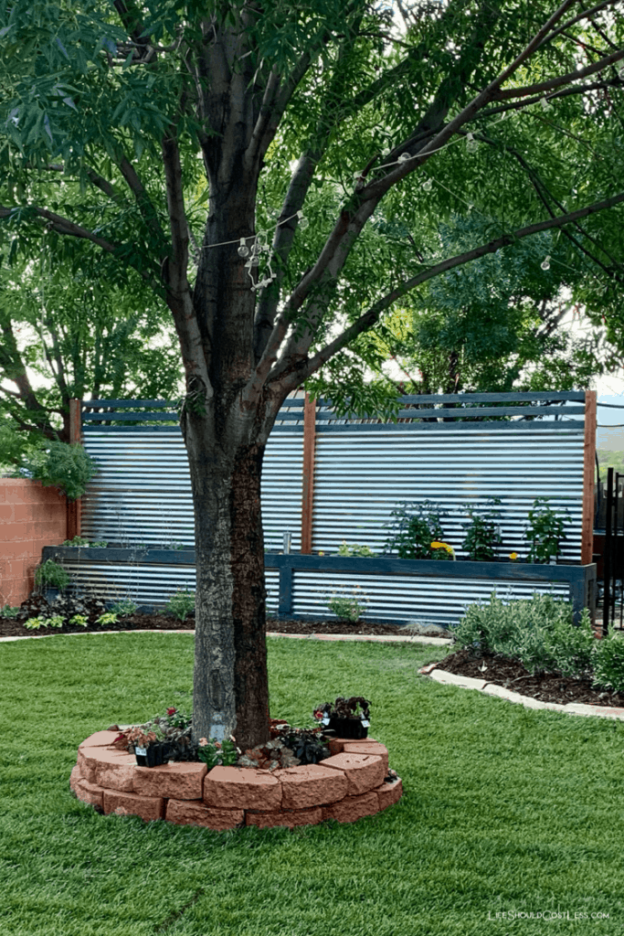 How to build a privacy fence with attached planter all in one.