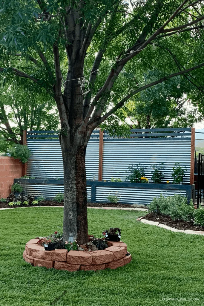 How to build a privacy fence with attached planter all in one.